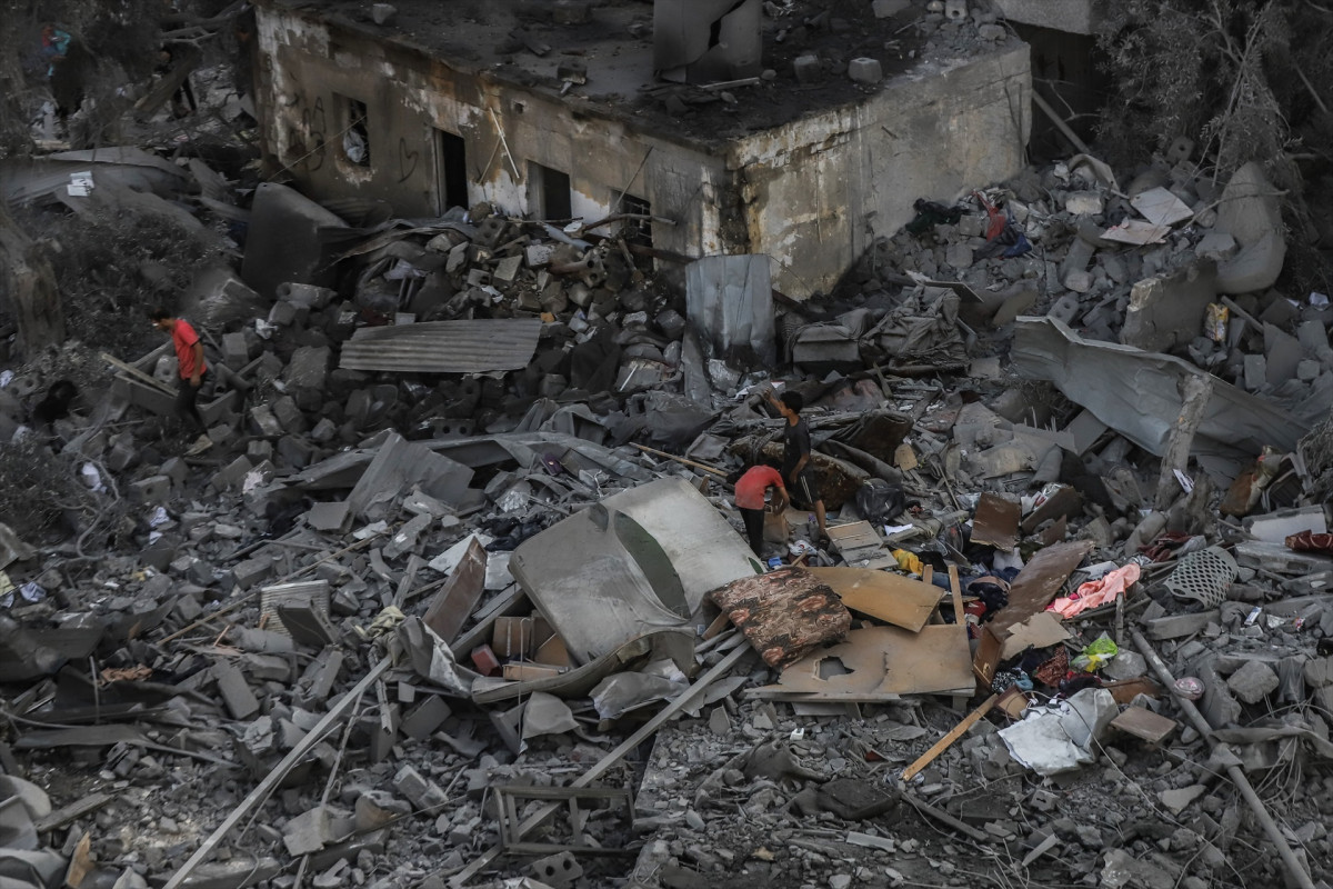 EuropaPress 5526440 23 october 2023 palestinian territories gaza city palestinians inspect the