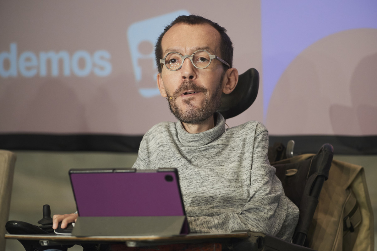 Archivo - El portavoz de Podemos en el Congreso de los Diputados, Pablo Echenique, interviene durante un acto de Podemos-IU en el Palacio de Festivales, a 24 de mayo de 2023, en Santander, Cantabria (