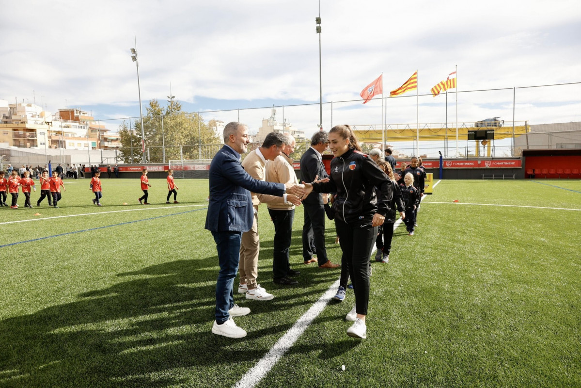 El alcalde de Barcelona, Jaume Collboni, asiste a la presentación de la temporada del FC Martinenc en el Guinardó de Barcelona