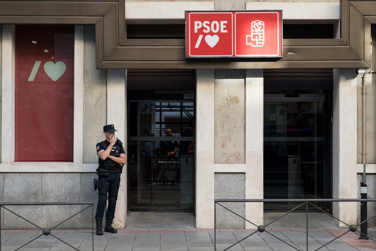 EuropaPress 5382271 agente policia aguarda entrada sede partido socialista psoe calle ferraz