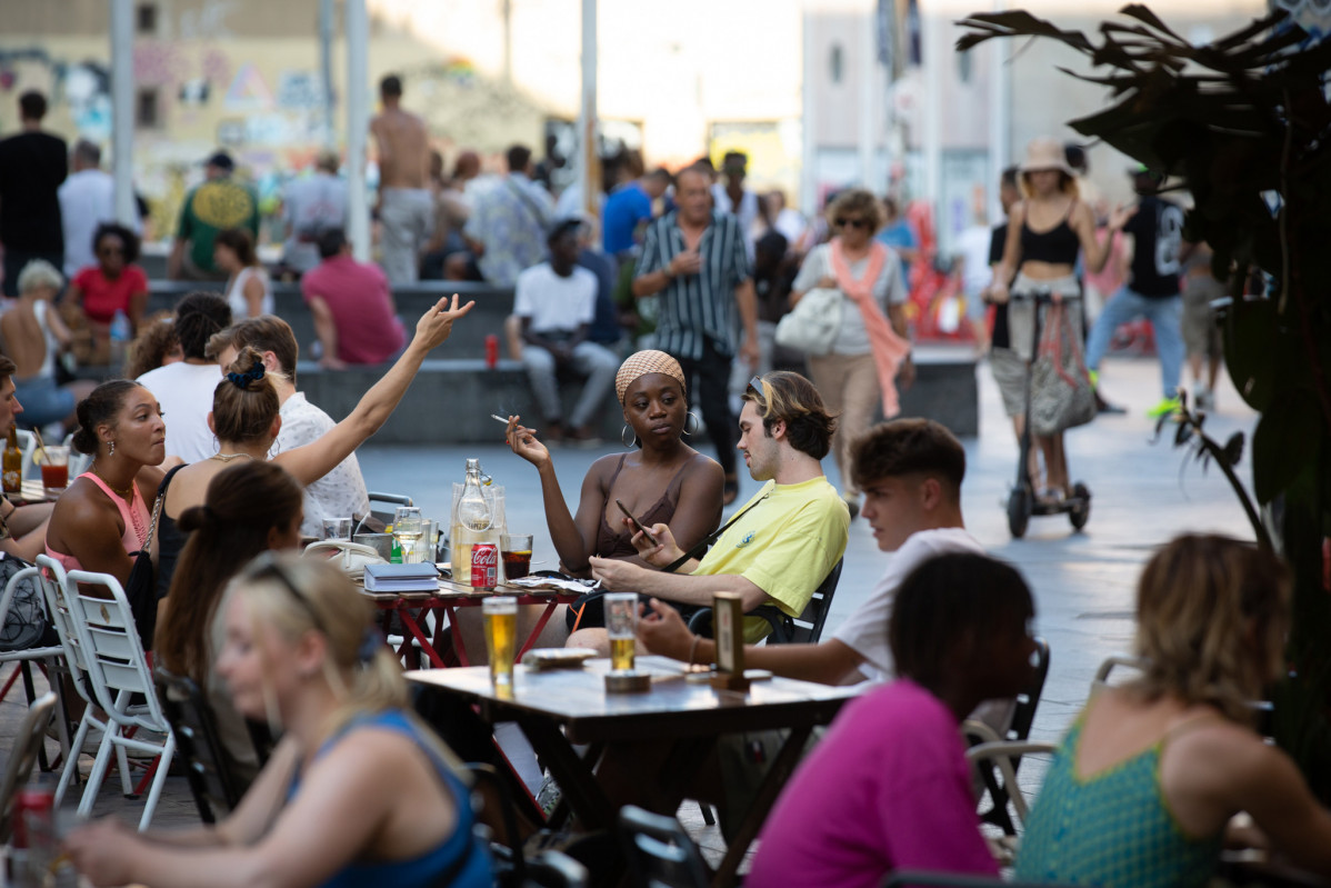 Archivo - Varias personas sentadas en bares en la plaza dels Àngels del Raval, a 4 de agosto de 2022, en Barcelona, Cataluña (España).