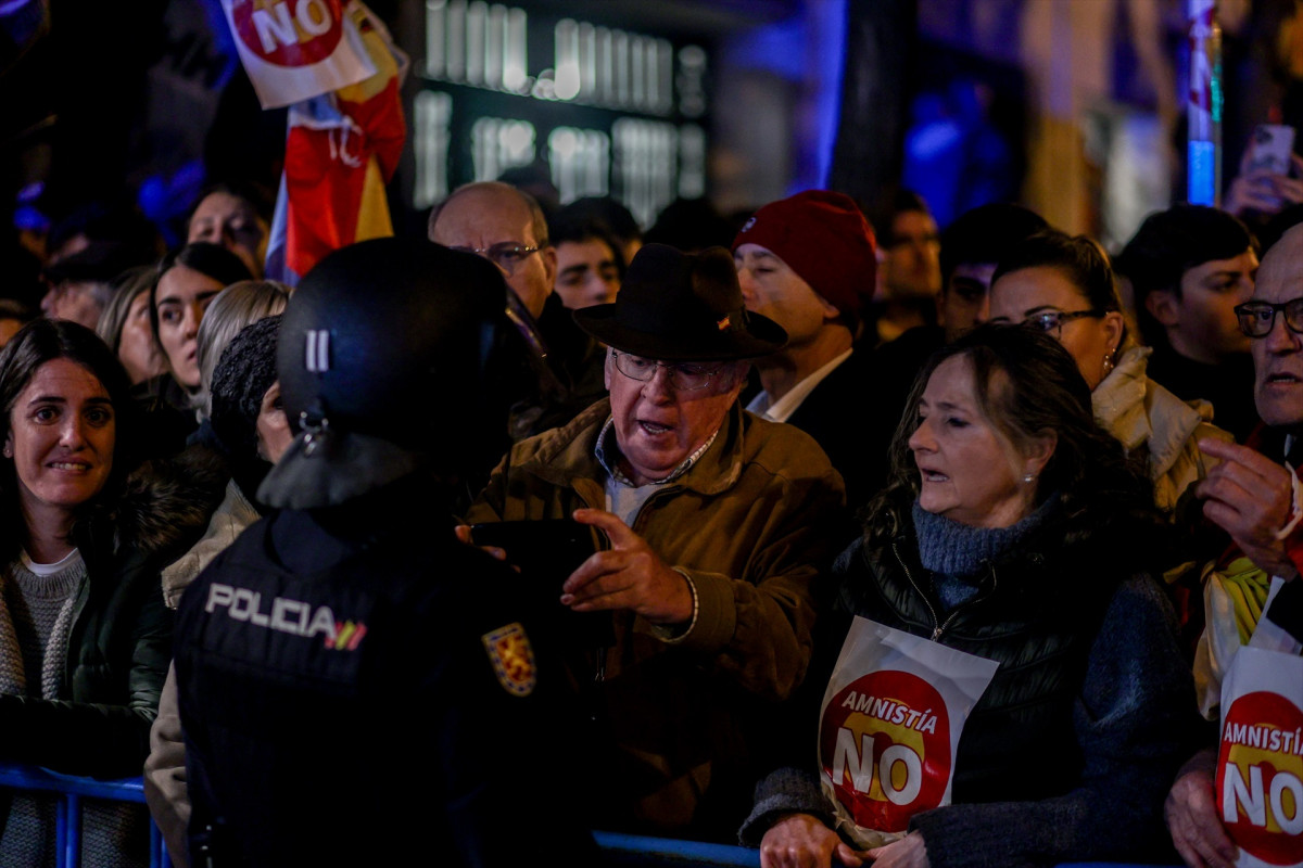 EuropaPress 5559326 varias personas concentracion contra amnistia frente sede psoe calle ferraz