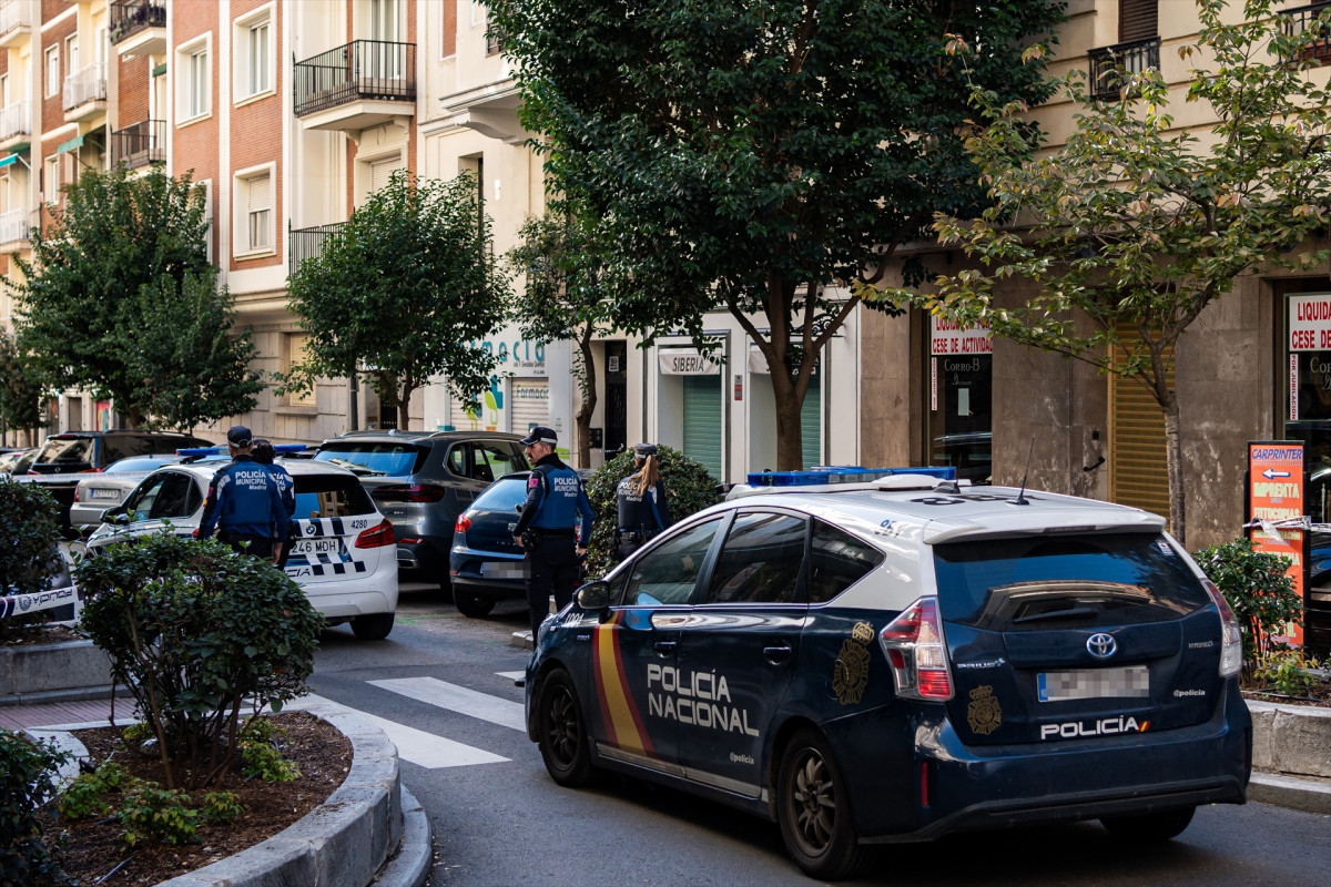 EuropaPress 5565235 coches policia nacional zona donde disparado exlider partido popular