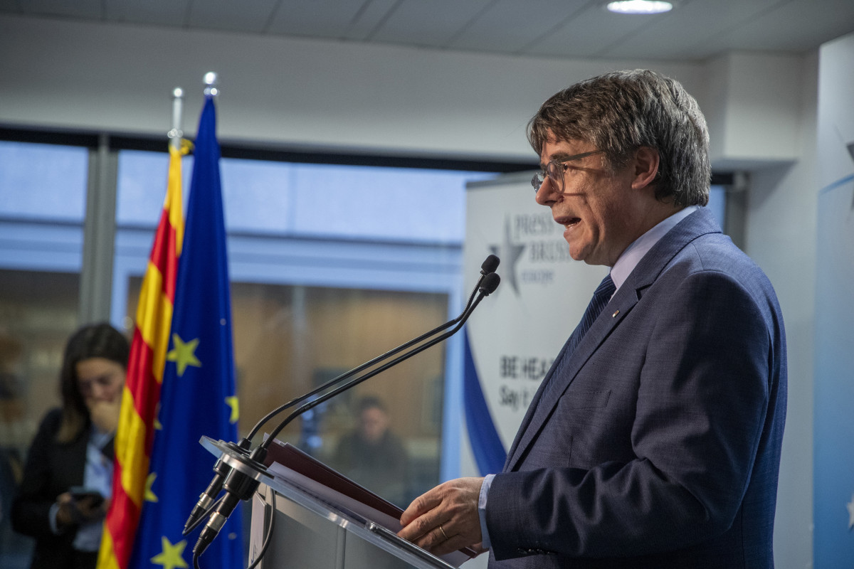 El expresidente de la Generalitat y eurodiputado de Junts, Carles Puigdemont, comparece en una rueda de prensa para explicar los detalles del acuerdo de investidura con el PSOE, en el Parlamento Europ