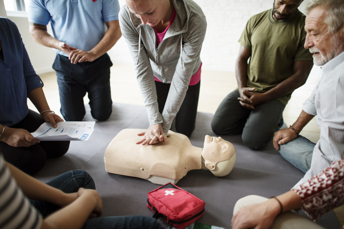 Grupo personas diversas clase entrenamiento cpr