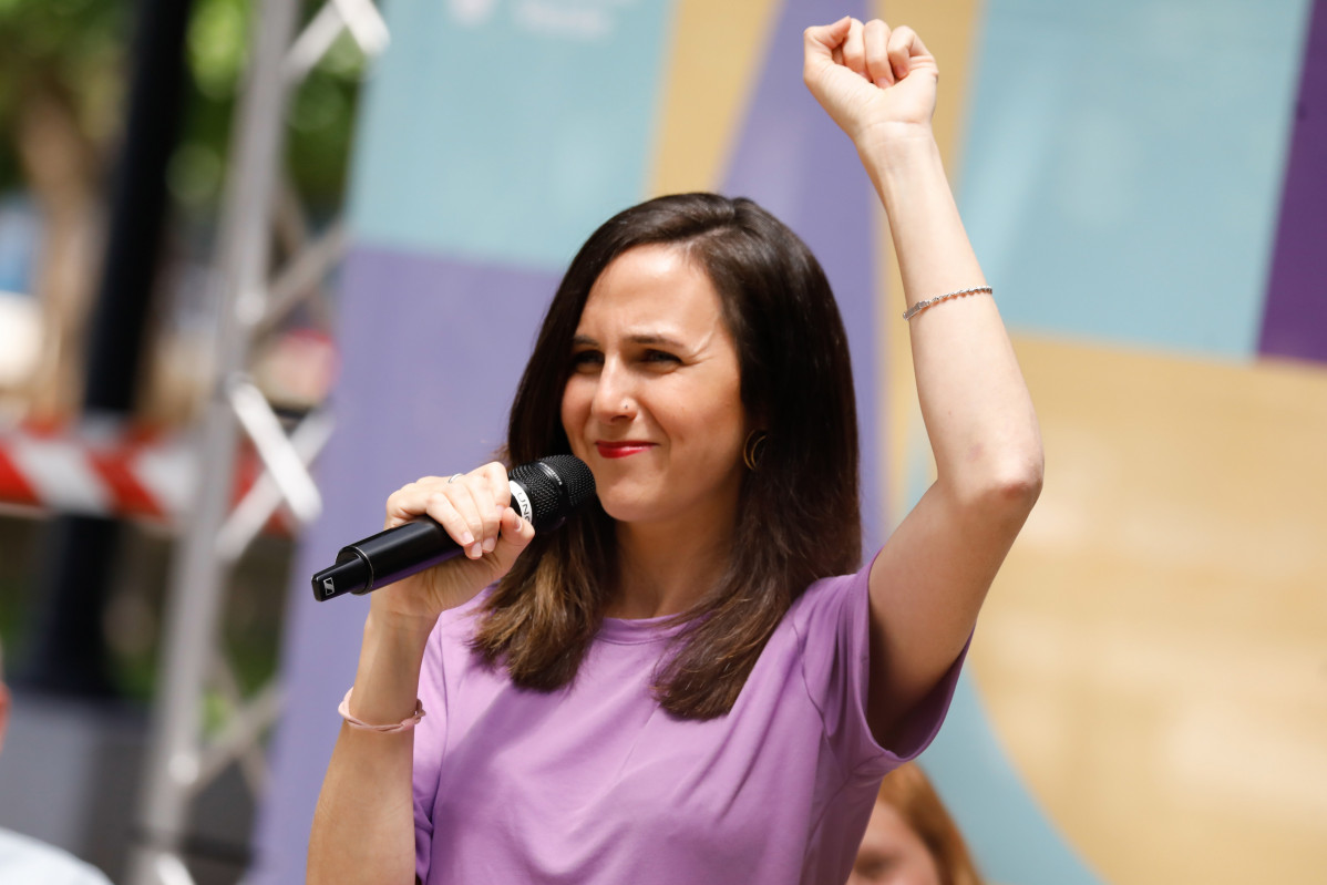 Archivo - La ministra de Derechos Sociales y Agenda 2030, Ione Belarra, interviene durante un acto de campaña de Podemos, en la pérgola de San Basilio de Murcia, a 25 de mayo de 2023, en Murcia, Reg