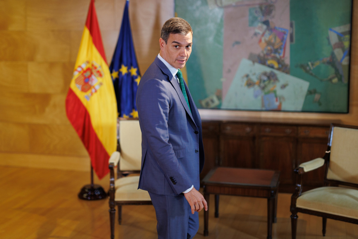 Archivo - El secretario general del PSOE y presidente del Gobierno en funciones, Pedro Sánchez, se reúne con el líder del Partido Popular, Alberto Núñez Feijóo, dentro de la ronda de contactos p