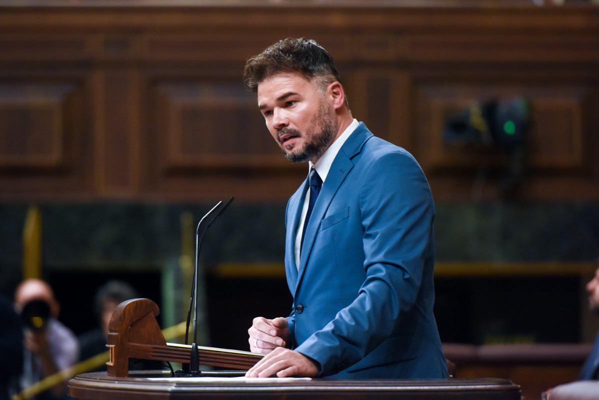 El portavoz de ERC, Gabriel Rufián, interviene durante la primera sesión del debate de investidura de Pedro Sánchez como presidente de Gobierno, en el Congreso de los Diputados, a 15 de noviembre d