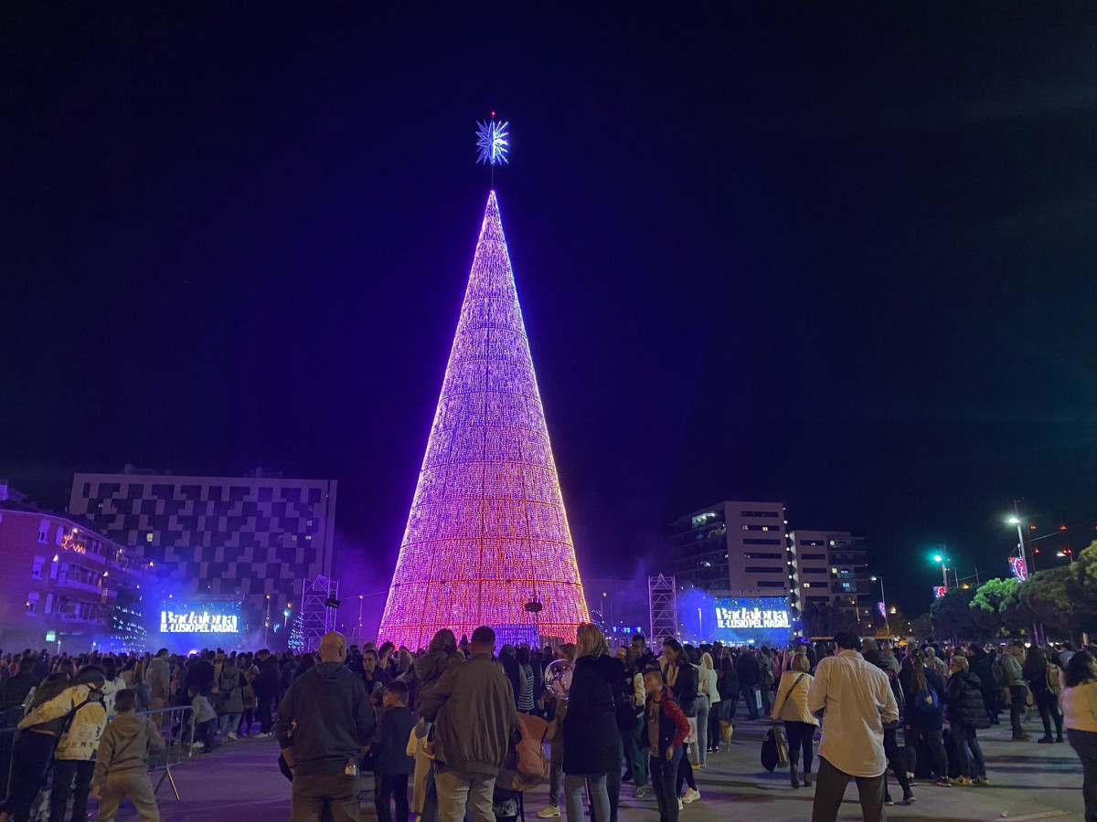 Albiol enciende el árbol de Navidad de Badalona (Barcelona): 