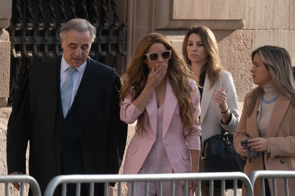 La cantante Shakira (2i) junto a sus abogados, Pau Molins (1i), Miriam Company (1d), a su llegada a la Audiencia Nacional el día que comienza su juicio, a 20 de noviembre de 2023, en Barcelona, Catal