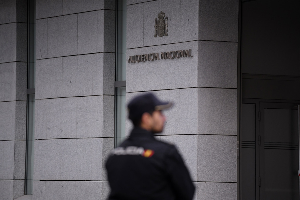 EuropaPress 5508410 agente policia entrada audiencia nacional 16 octubre 2023 madrid espana (1)