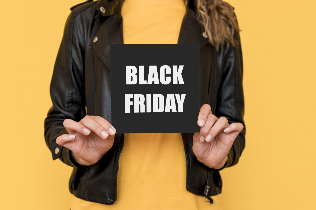 Mujer sosteniendo etiqueta viernes negro (1)