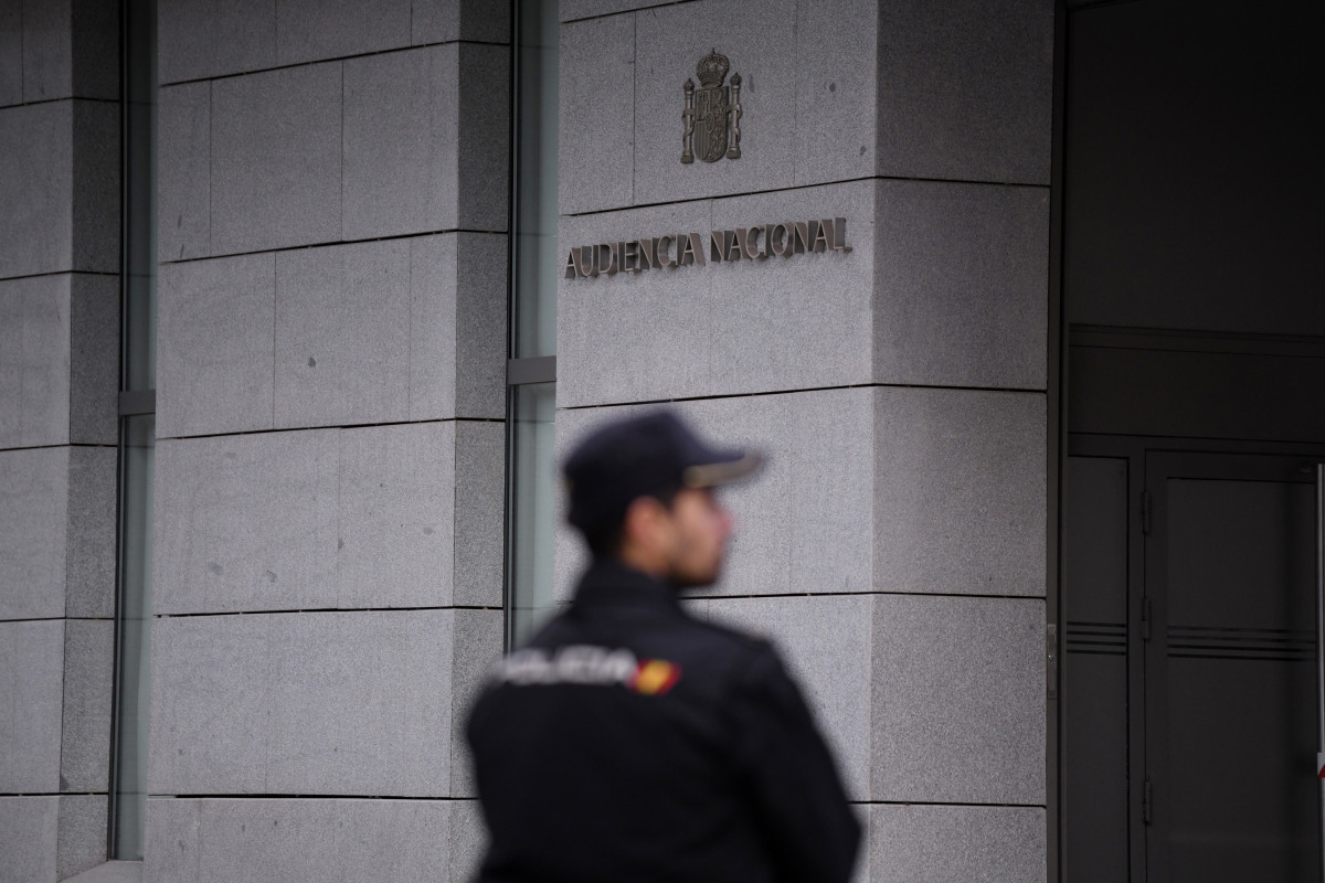 Archivo - Un agente de Policía en la entrada de la Audiencia Nacional, a 16 de octubre de 2023, en Madrid (España). d
