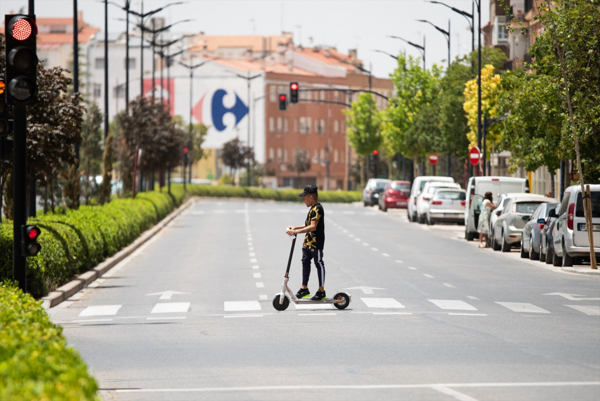 EuropaPress 5327280 joven cruza patinete electrico sol calle hellin 11 julio 2023 albacete