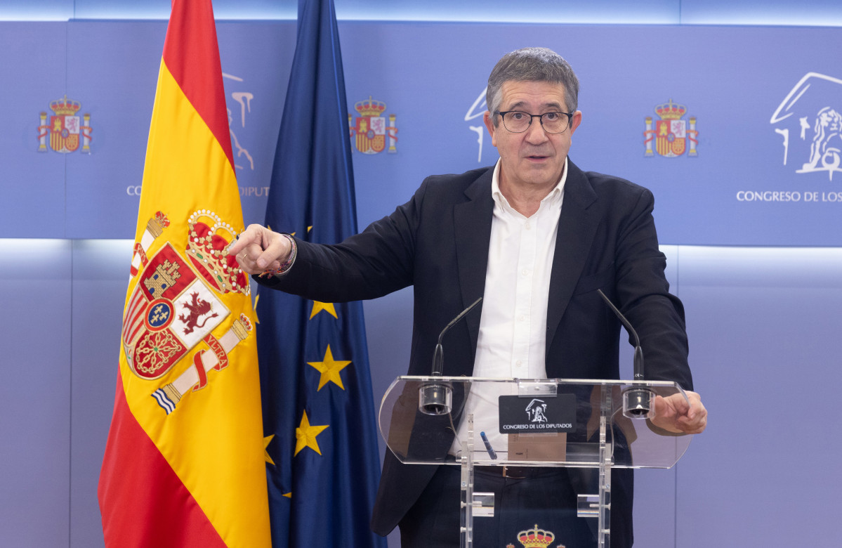 El portavoz del PSOE en el Congreso, Patxi López, en una rueda de prensa