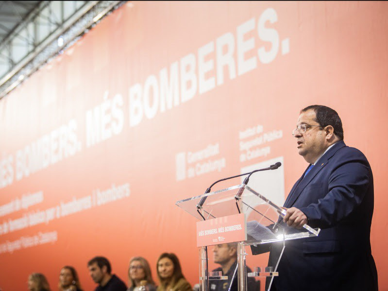 El conseller de Interior, Joan Ignasi Elena, ha presidido este miércoles el acto de entrega de diplomas de la 24 promoción del curso de formación básica de bomberas y bomberos de l'Insitut de Segu