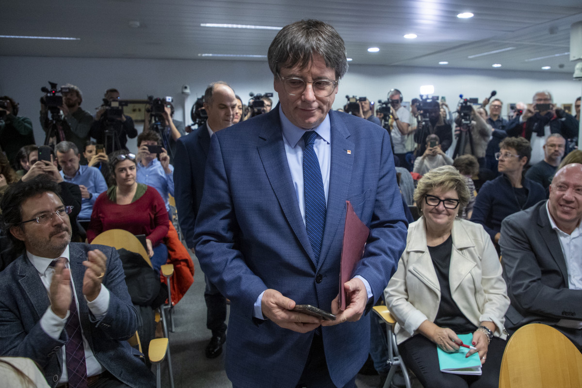 El expresidente de la Generalitat y eurodiputado de Junts, Carles Puigdemont, a su llegada para comparecer en una rueda de prensa para explicar los detalles del acuerdo de investidura con el PSOE, en 