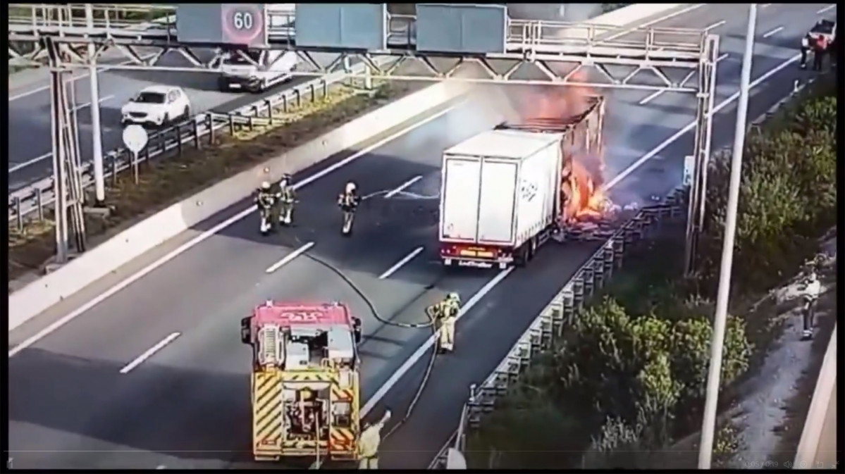 El incendio de un camión en la AP-7 dirección Barcelona ha provocado cortes intermitentes en la vía.