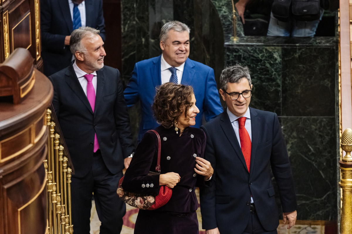 (I-D) El ministro de Política Territorial, Ángel Víctor Torres; el secretario de Organización del Partido Socialista, Santos Cerdán; la vicepresidenta cuarta y 'número dos' del PSOE, María Jes�