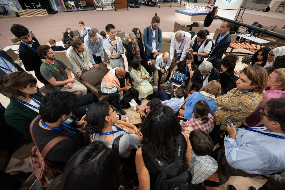 EuropaPress 5631008 11 december 2023 united arab emirates dubai people watch the speech by the