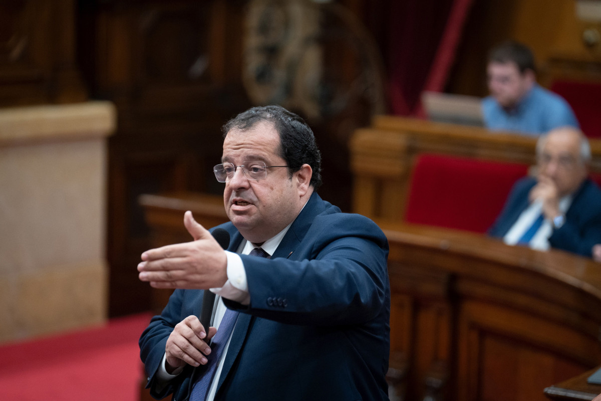 Archivo - El conseller de Interior de la Generalitat, Joan Ignasi Elena, interviene durante una sesión plenaria en el Parlament, a 4 de octubre de 2023, en Barcelona, Catalunya (España).