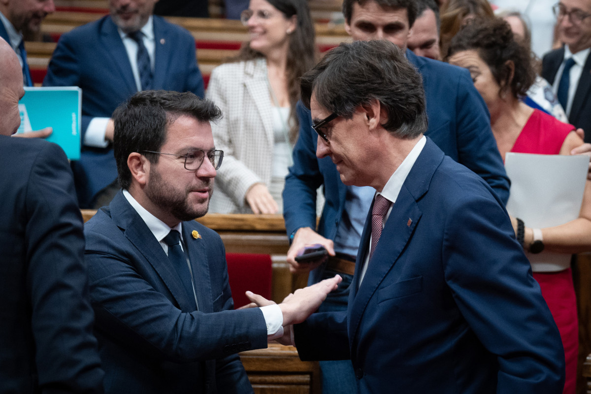 Archivo - El presidente de la Generalitat de Catalunya, Pere Aragonès (i), y el líder del PSC, Salvador Illa (d), durante el tercer Debate de Política General de la legislatura, en el Parlament de 