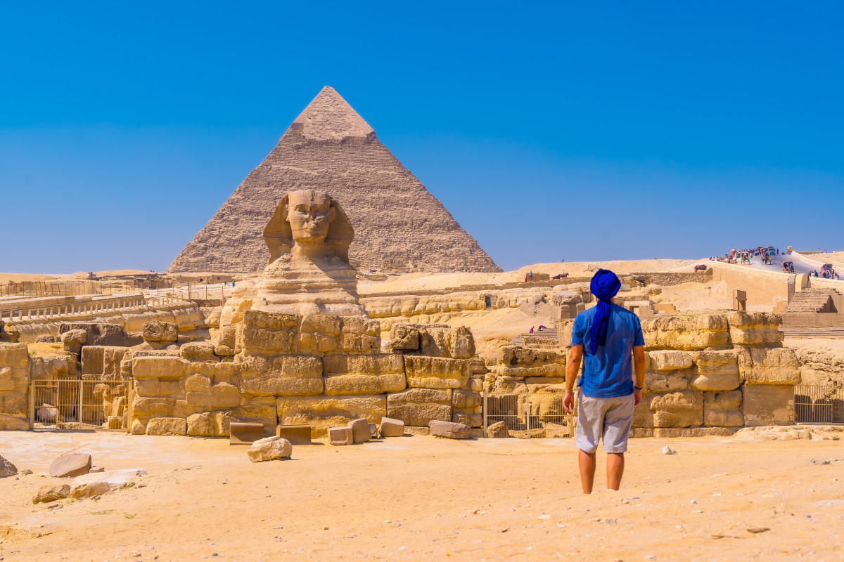 Joven caminando gran esfinge giza