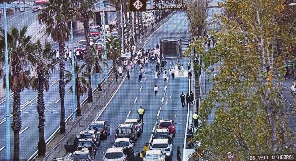 Una manifestación de enfermeras en huelga corta la Ronda de Dalt de Barcelona.