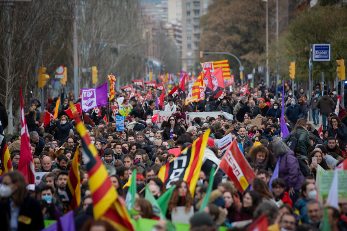 Archivo - Varios manifestantes con pancartas y banderas sindicales