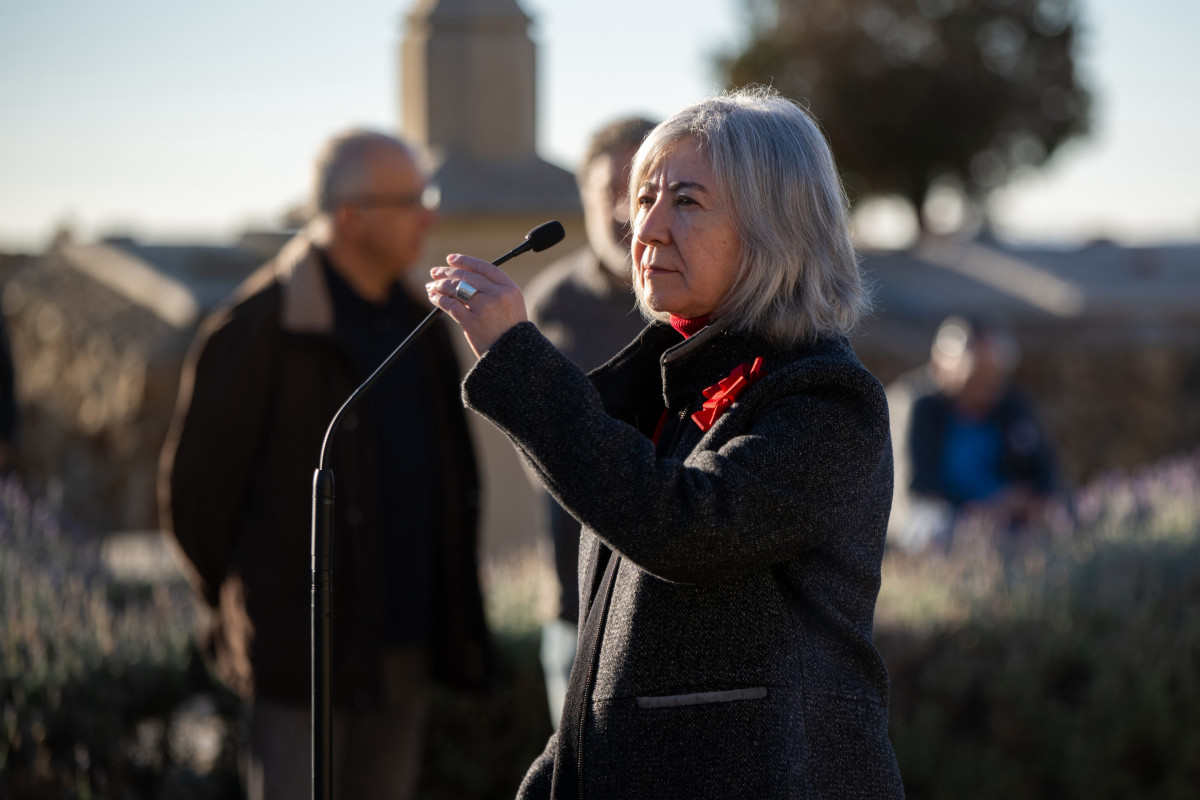 La presidenta de la Assemblea Nacional Catalana, Dolors Feliu, ofrece declaraciones durante la ofrenda floral anual a la tumba del expresidente de la Generalitat Francesc Macià, en el cementerio de M