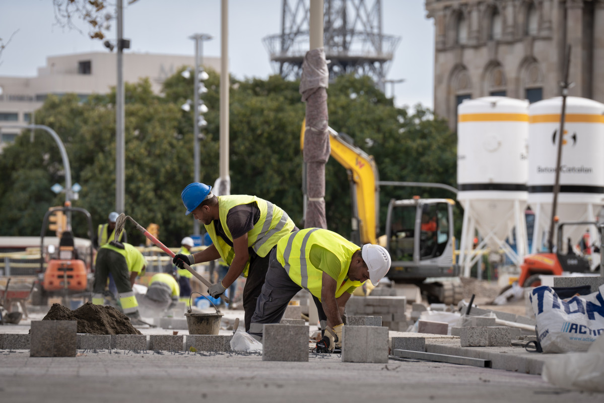 EuropaPress 5531878 trabajadores realizando obras ramblas barcelona 25 octubre 2023 barcelona