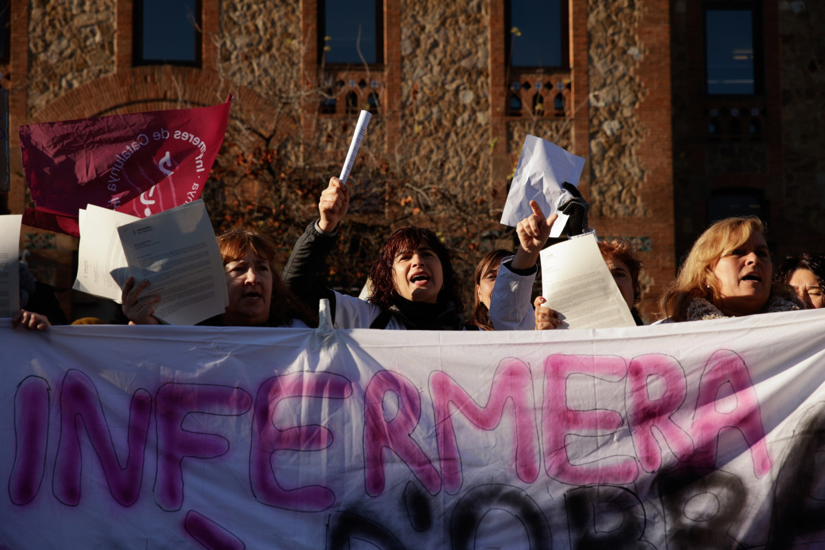 Unas 250 enfermeras se concentran ante la Conselleria de Salud de la Generalitat en Barcelona