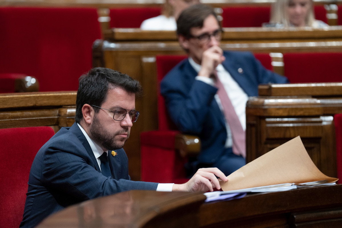 Archivo - El presidente de la Generalitat de Catalunya, Pere Aragonès (i), y el líder del PSC, Salvador Illa (d), durante el tercer Debate de Política General de la legislatura, en el Parlament de 