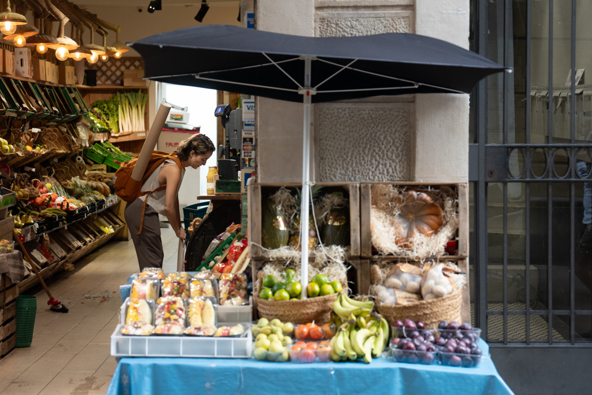 EuropaPress 5511989 varias frutas expuestas exterior fruteria 17 octubre 2023 barcelona