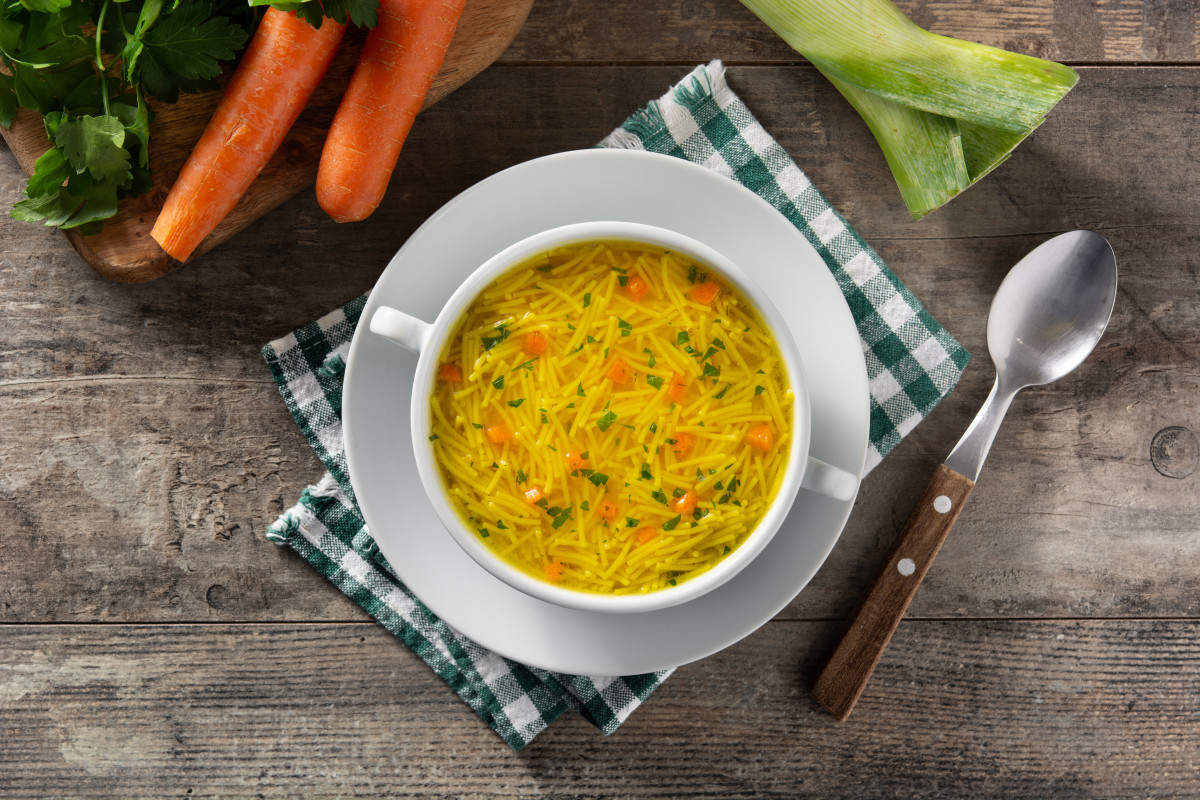 Sopa pollo fideos tazon blanco sobre mesa madera