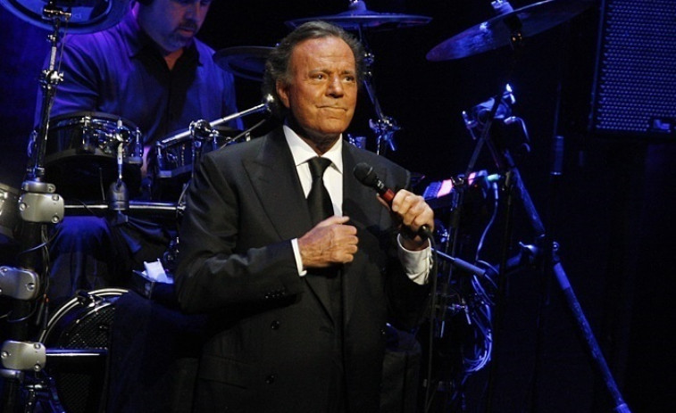 Julio Iglesias rompe su silencio y publica mensajes de WhatsApp para desmentir las acusaciones