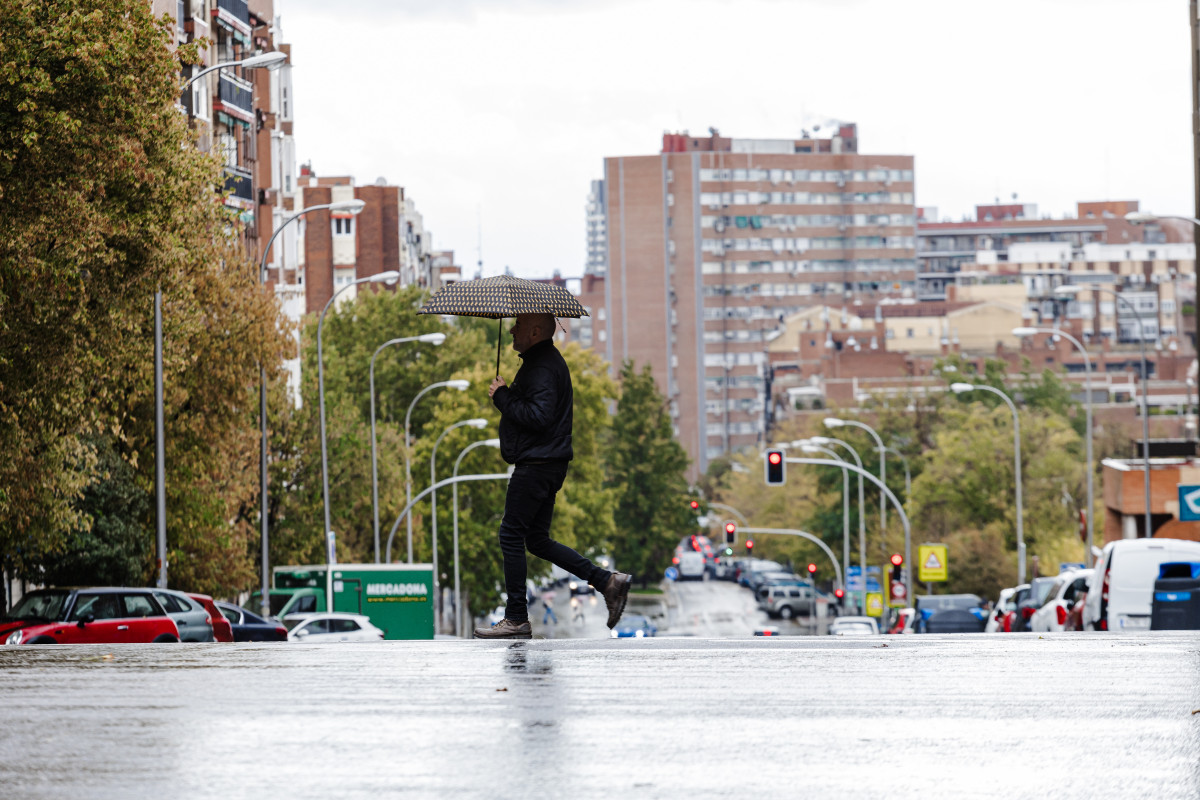 EuropaPress 5549428 hombre protege lluvia paraguas noviembre 2023 madrid espana agencia estatal