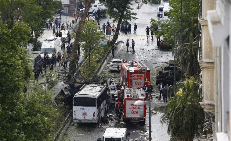 Al menos once muertos en un atentado contra un autobús policial en Estambul