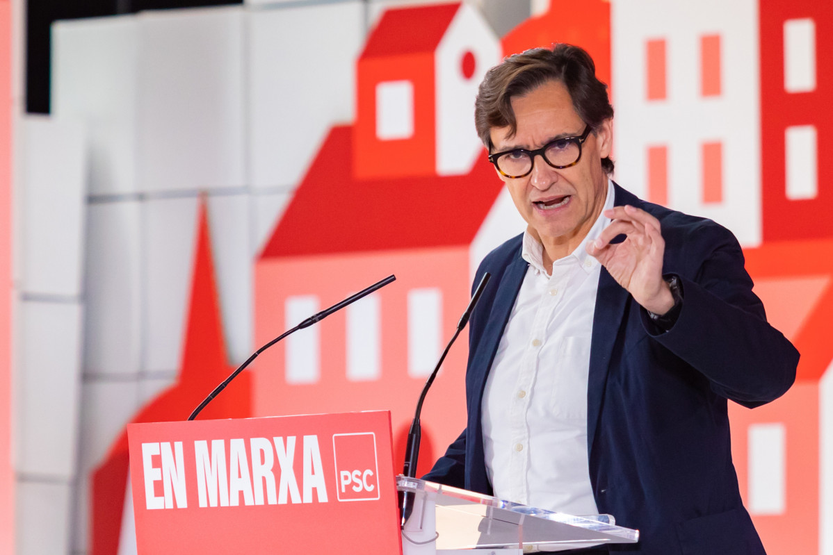 Archivo - El líder del Partido Socialista de Cataluña, (PSC), Salvador Illa, interviene durante la clausura de la Convención Municipal del PSC en La Farga, a 2 de abril de 2023,  en L'Hospitalet de
