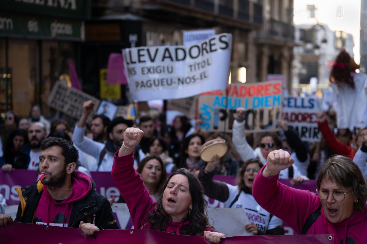 Decenas de personas protestan durante una concentración del sindicato ‘Infermeres de Catalunya’, en la plaza Sant Jaume, a 8 de enero de 2024, en Barcelona, Catalunya (España)