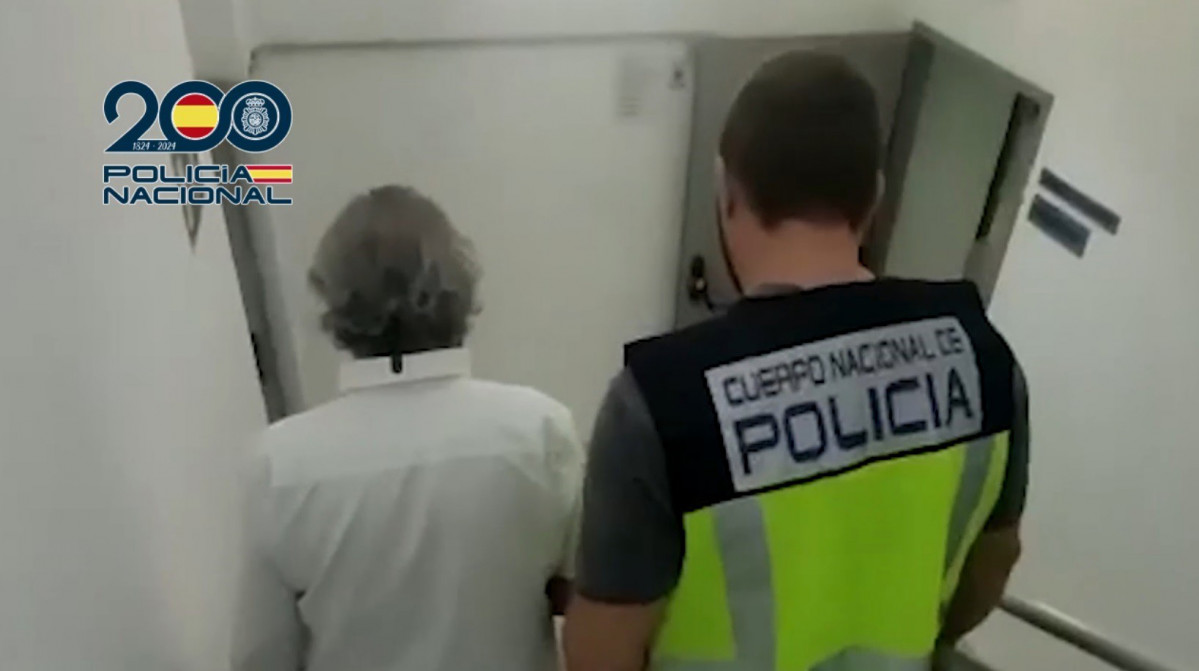 Imágenes de la detención de seis personas en Granada y Barcelona y la intervención de 71 piezas arqueológicas expoliadas