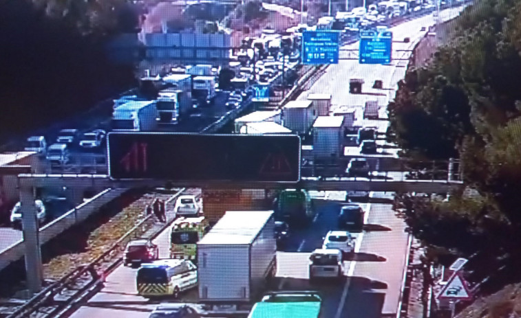 Cortada la AP-7 en Tarragona por un incendio de un vehículo