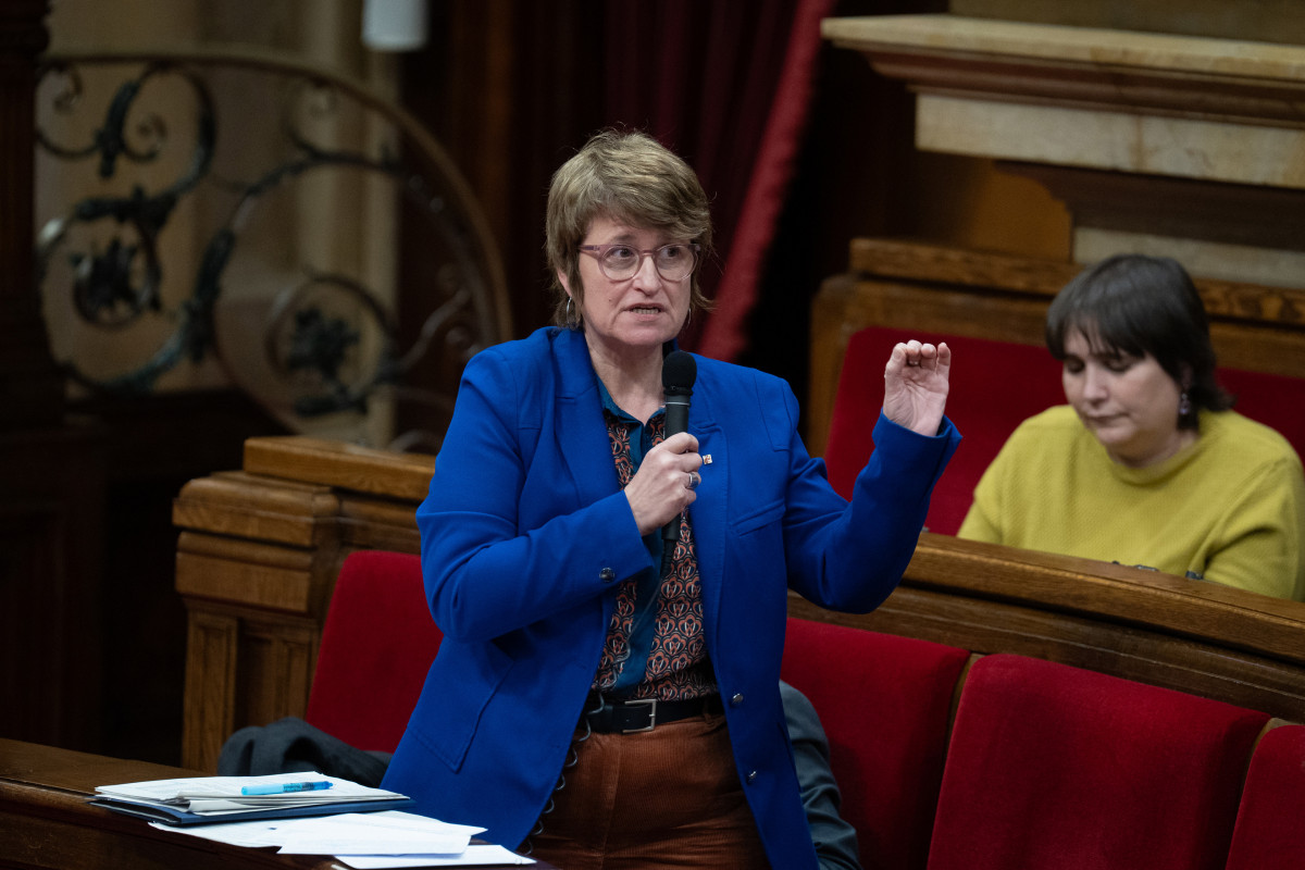 Archivo - La consellera de Educación de la Generalitat, Anna Simó, durante una sesión de control al Govern, en el Parlament. Foto de archivo
