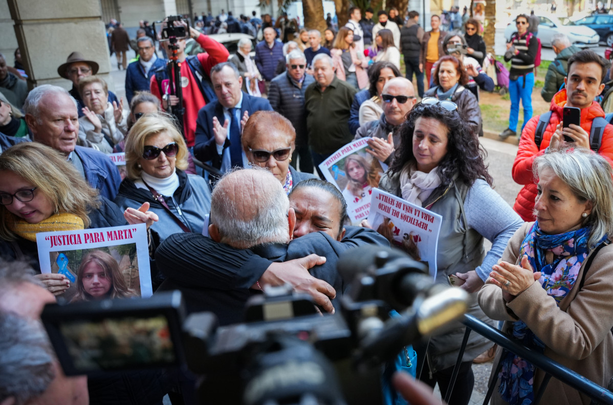EuropaPress 5710701 mujer abraza abuelo marta castillo jose antonio casanova concentracion
