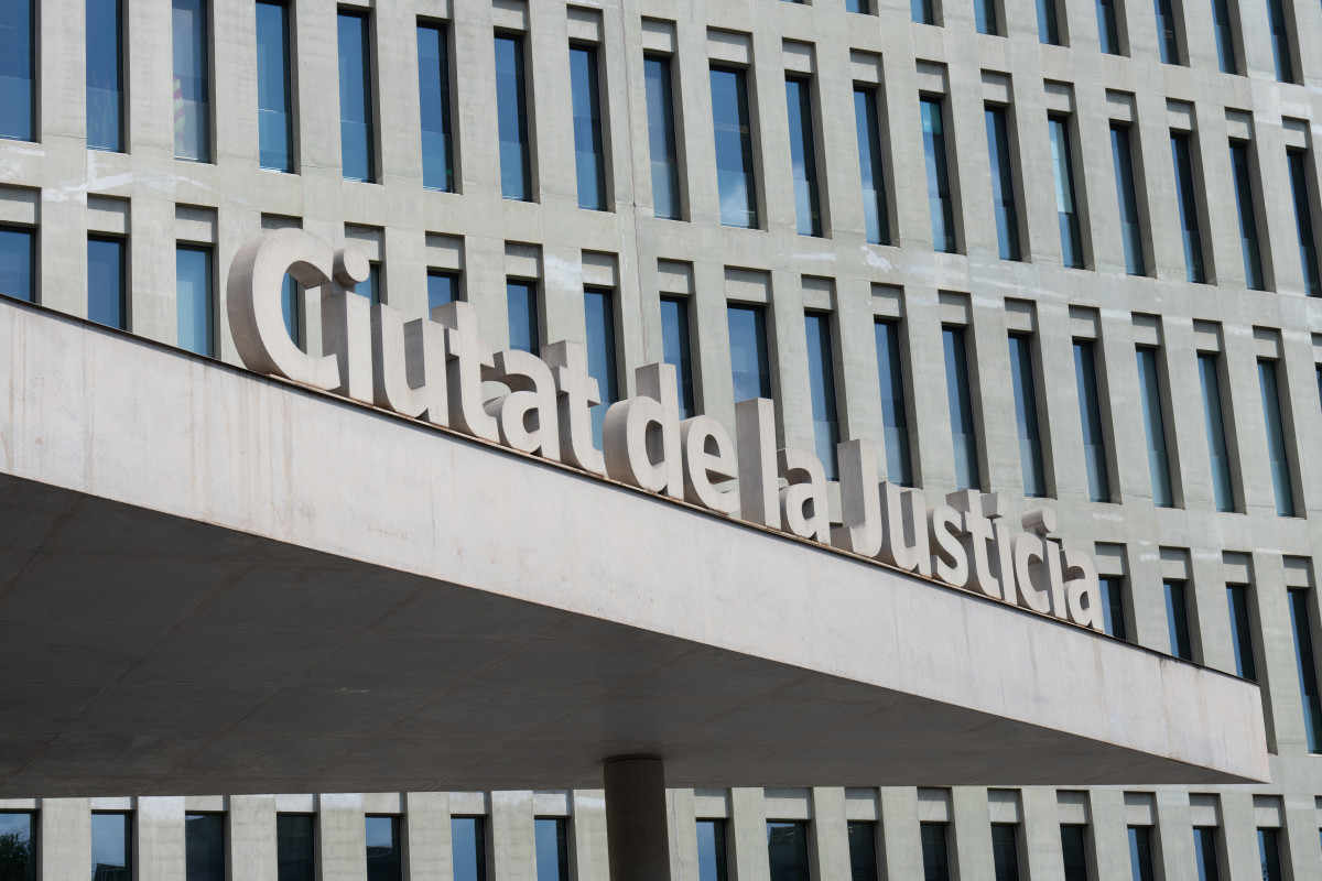 Archivo - Vista de la fachada de la Ciutat de la Justicia, a 2 de agosto de 2023, en Barcelona, Catalunya (España).