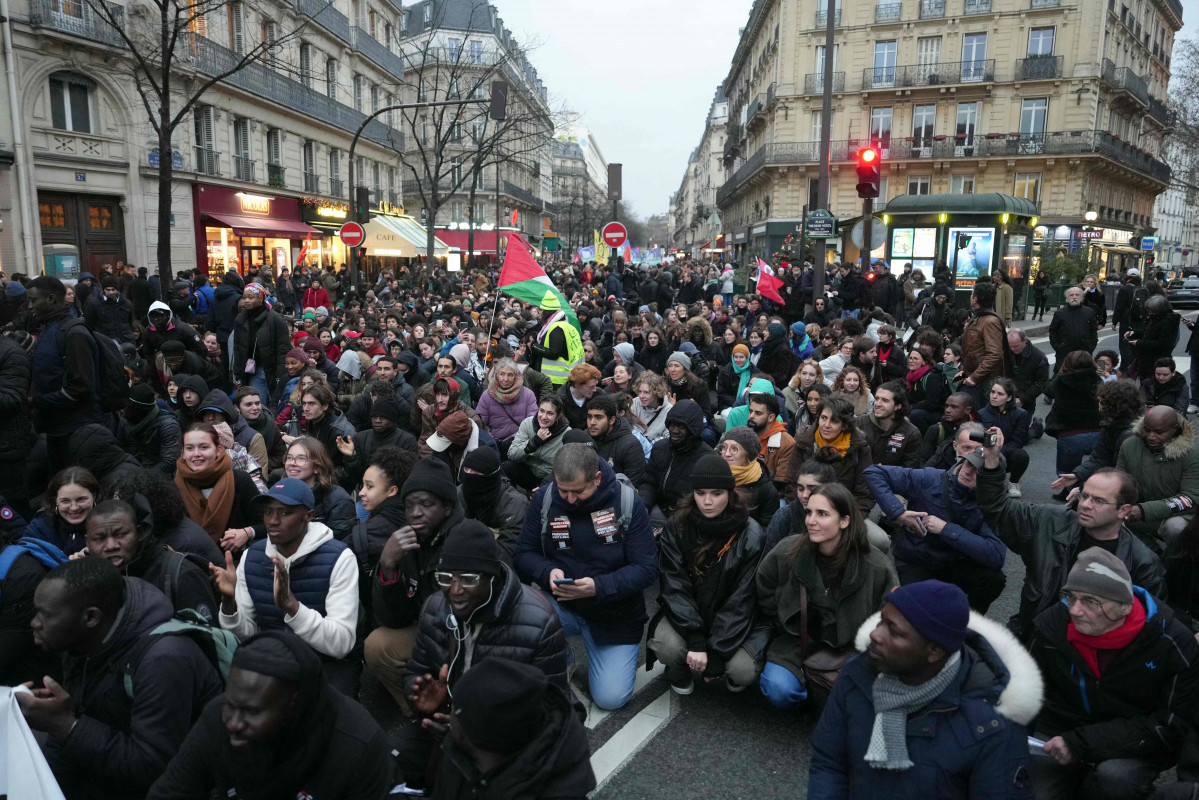 EuropaPress 5653822 22 december 2023 france paris people kneel during solidarity demonstration