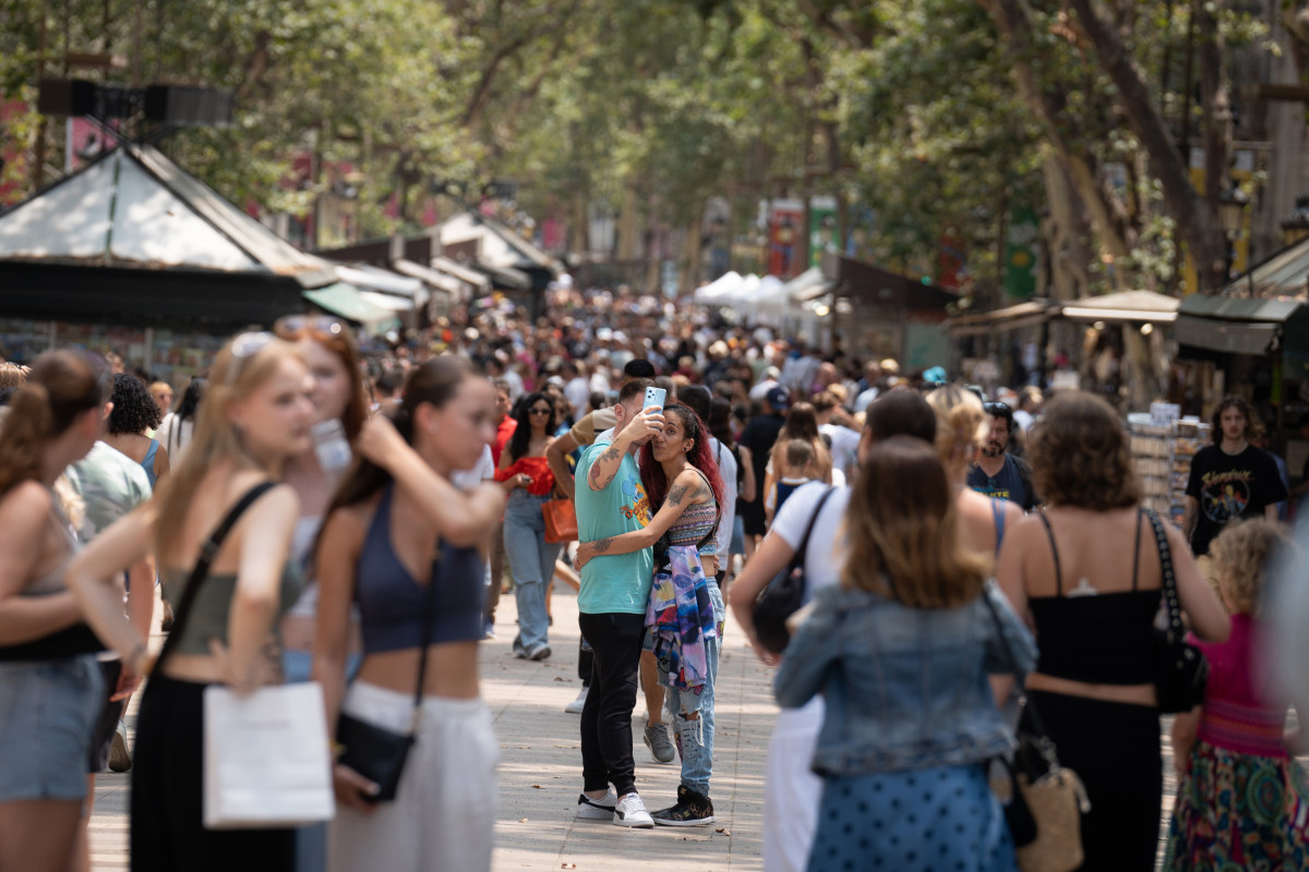 Archivo - Turista en La Rambla de Barcelona el pasado verano