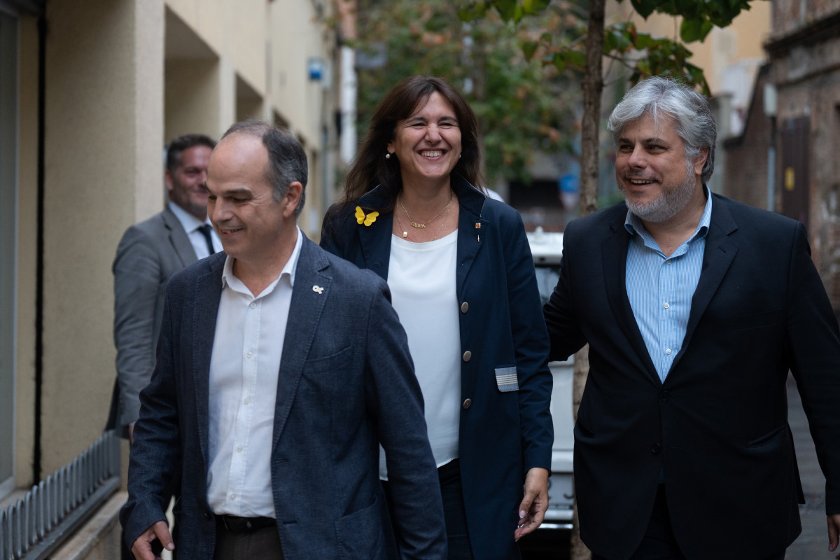 Archivo - (I-D) La presidenta de Junts, Laura Borràs; el secretario general de Junts, Jordi Turull y el líder del partido en el Parlament, Albert Batet, en una foto de archivo