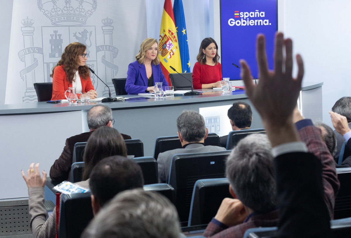 (I-D) La ministra de Sanidad, Mónica García; la ministra de Educación, Formación Profesional y Deporte, Pilar Alegría y la ministra de Infancia y Juventud, Sira Rego, durante una rueda de prensa 