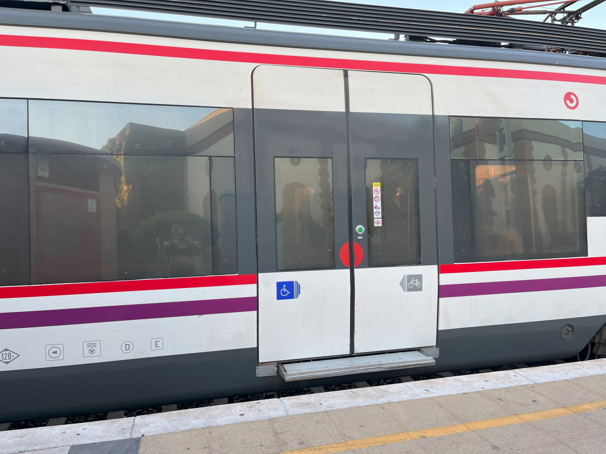 Archivo - Vagón especial para personas con discapacidad y/o movilidad reducida en un tren de Cercanías de Renfe.